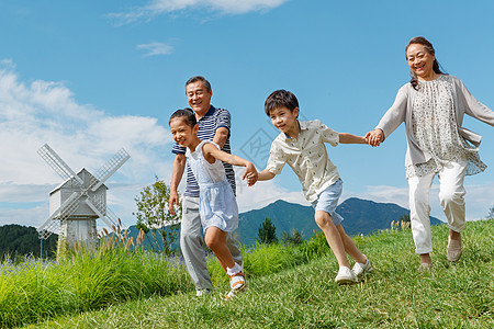 孩子们手牵手幸福老人和孩子们在郊外散步背景