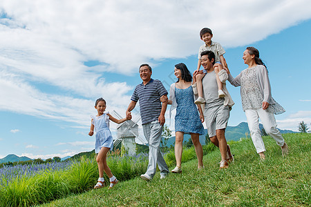 幸福的一家人在郊外图片