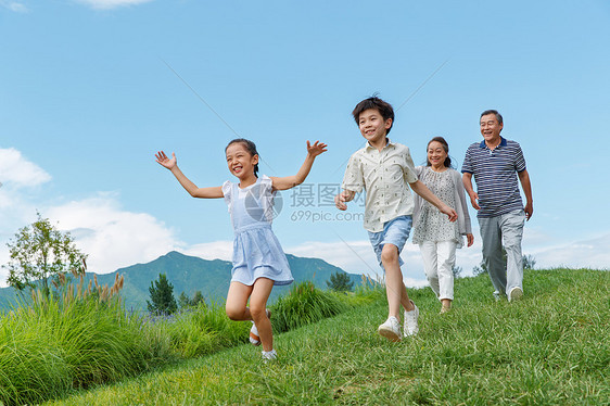 幸福老人和孩子们在郊外散步图片