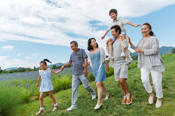 幸福的一家人在郊外图片