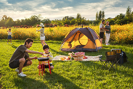 欢乐的一家人在郊外野餐烧烤图片