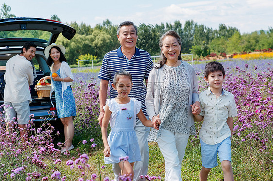 幸福的一家人在郊外玩耍图片