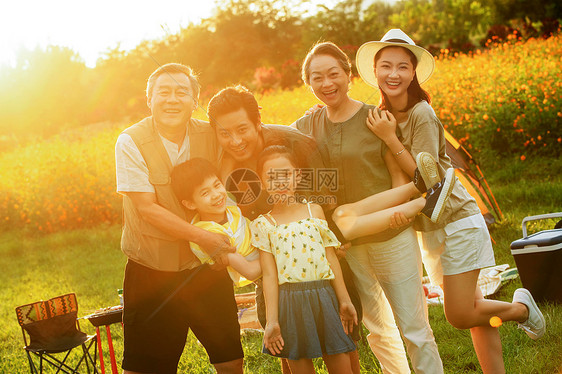 站着花丛中的快乐一家人图片