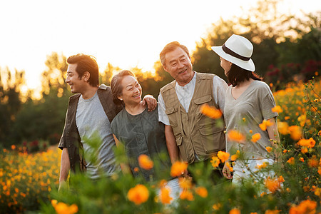 花丛中的幸福家庭图片