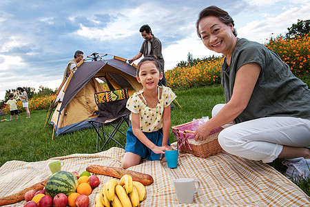 快乐的一家人在郊外野餐图片