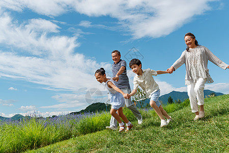 孩子们手牵手幸福老人和孩子们在郊外散步背景