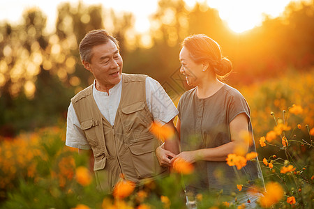 花丛中幸福的老年夫妇图片