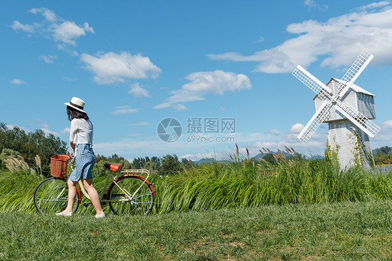 骑自行车的青年女人图片