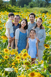 站在花海里的幸福一家人图片