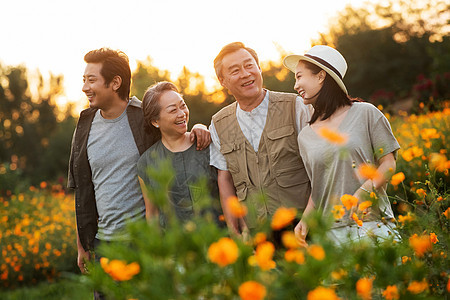 花丛中的幸福家庭图片