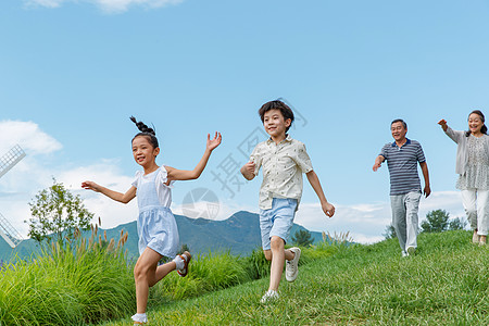 幸福老人和孩子们在草地上玩耍图片