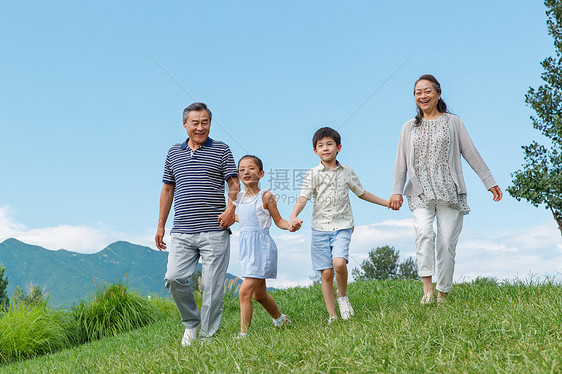 幸福老人和孩子们在草地上玩耍图片