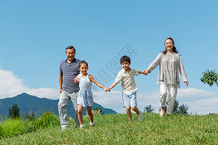 孩子们手牵手幸福老人和孩子们在草地上玩耍背景