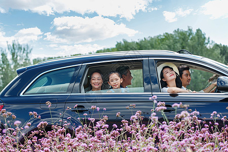 自驾游的幸福一家人图片