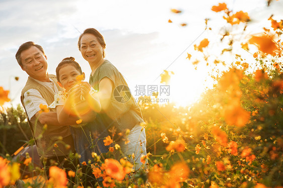 老年人带着孙女在户外玩耍图片