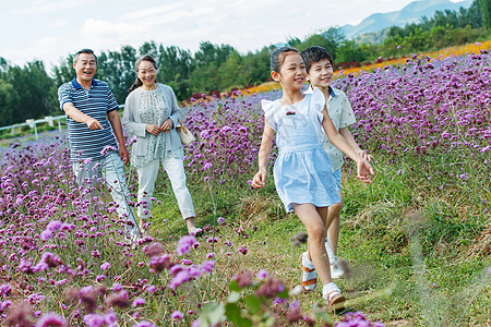 幸福老人和孩子郊游图片