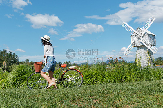 骑自行车的青年女人图片