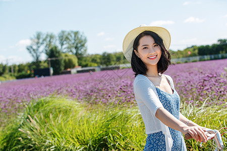 走在花海里的青年女人图片