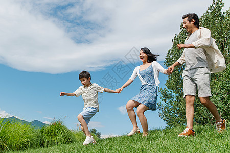 在户外玩耍的快乐家庭图片