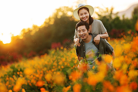 花丛中幸福的青年夫妇图片