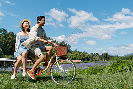 青年夫妇在郊外骑自行车图片