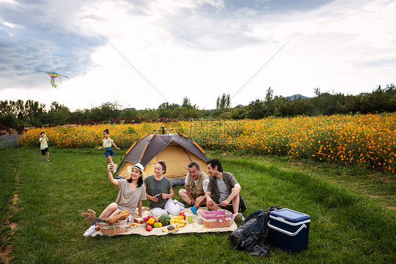 快乐的一家人在郊外野餐图片
