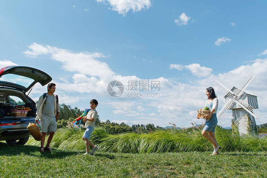 幸福家庭快乐郊游图片