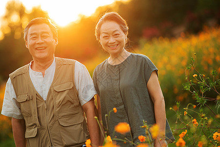 花丛中幸福的老年夫妇图片