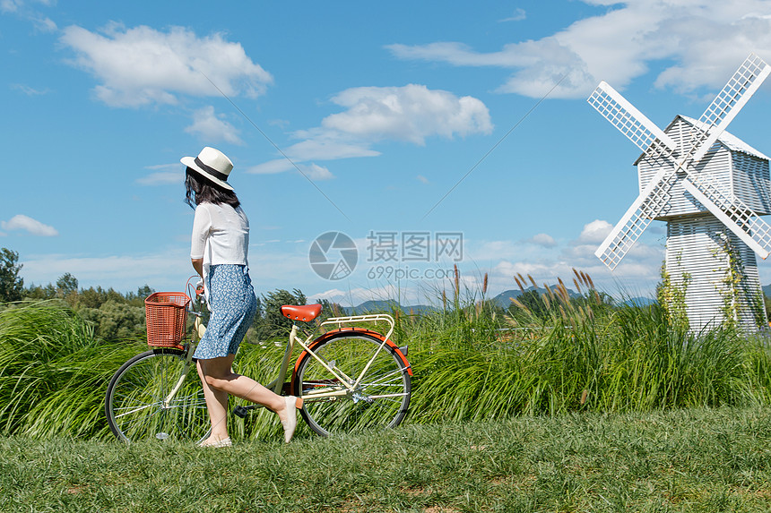 骑自行车的青年女人图片