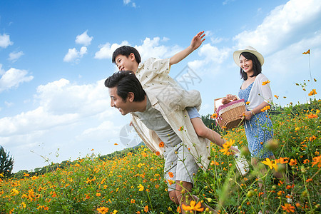 幸福家庭走在花海里图片