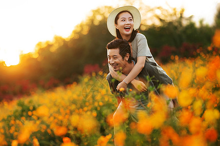 花丛中幸福的青年夫妇图片