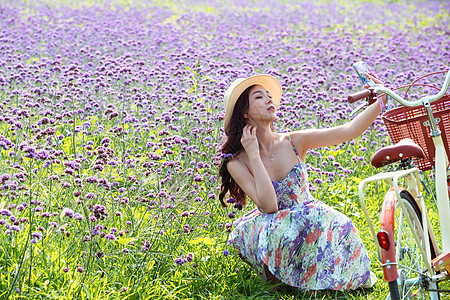 在花海里的青年女人图片