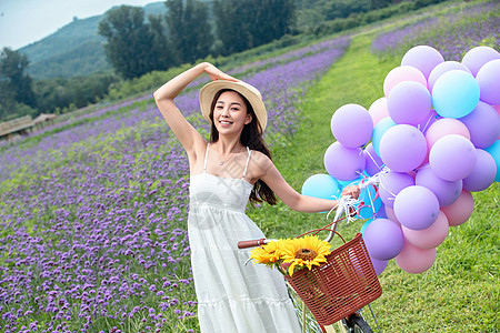 青年女人站在花海里图片