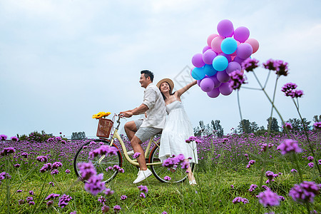 浪漫夫妇在花海里骑车图片
