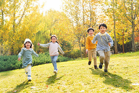 小朋友们在公园里快乐奔跑图片