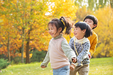 照片  |快乐的小朋友们在公园里做游戏照片  |快乐家庭在庭院里玩耍