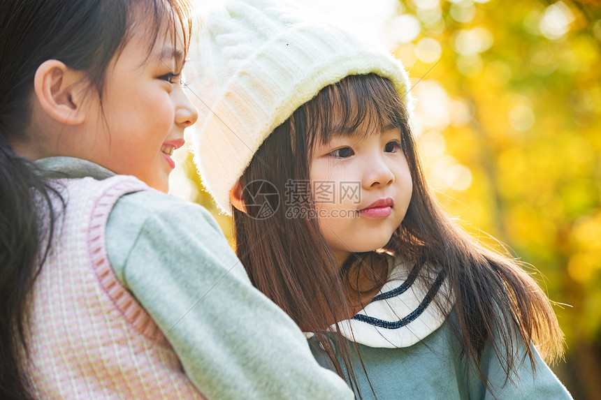 两个小女孩在公园里玩耍图片