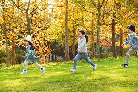 欢乐儿童在公园里奔跑玩耍图片