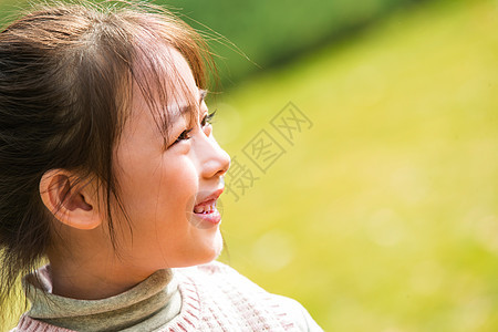 在户外玩耍的小女孩图片