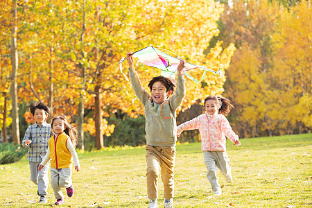 快乐的小朋友在公园里放风筝图片