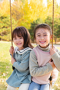 两个女孩在公园里荡秋千图片