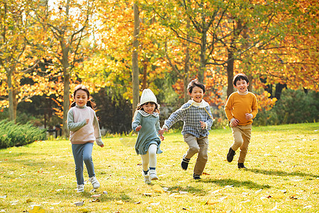 小朋友们在公园里快乐奔跑图片