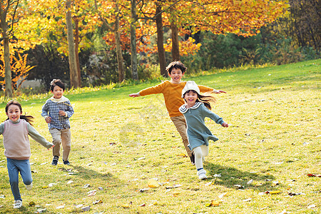 快乐儿童在草地上奔跑图片