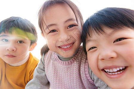 快乐的男孩和女孩在户外玩耍图片