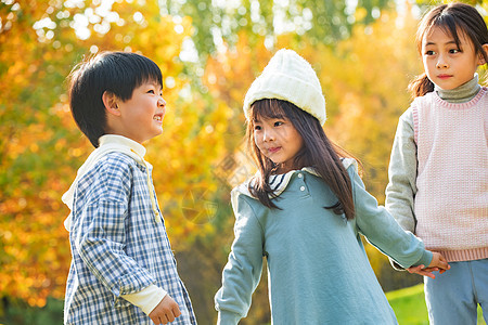 在公园里玩耍的男孩女孩图片