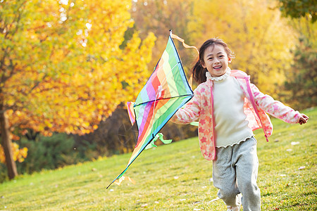 快乐的小女孩在公园里放风筝图片
