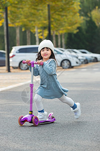 玩滑板车女孩快乐的小女孩在户外玩滑板车背景