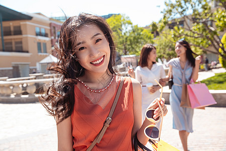 青年女人和闺蜜逛街购物图片