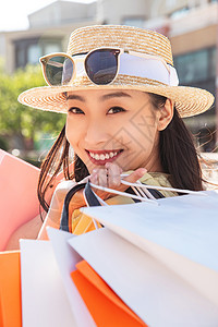 年轻女人逛街购物图片