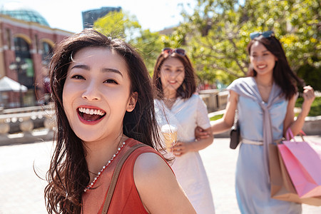 青年女人和闺蜜逛街购物图片